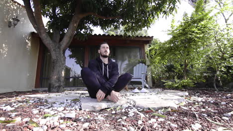 hispano meditando en una lujosa suite con terraza en los altos del golán, israel