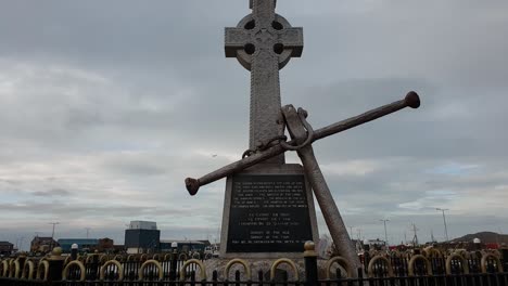 monumento a los marineros en el pueblo de howth