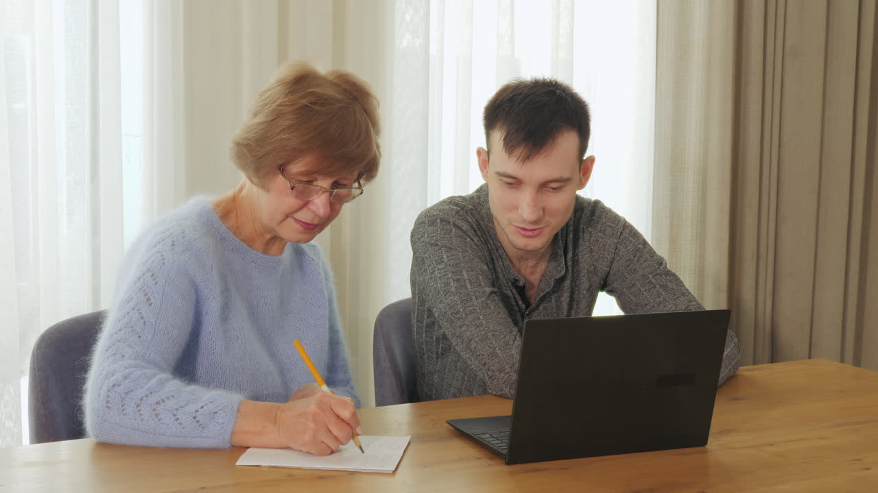 mujer enseñando a su hijo en línea