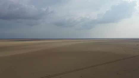 Luftaufnahme-über-Dem-Flachen-Goldenen-Sand-An-Der-Englischen-Küste-Bei-Ebbe,-Strahlend-Sonnig