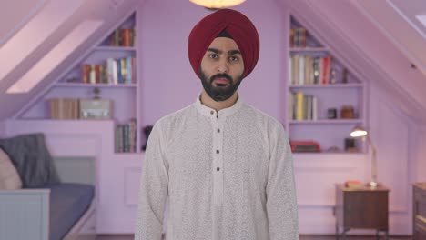 hombre indio sikh mirando a la cámara