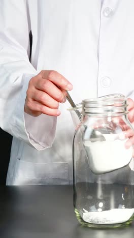 una demostración paso a paso de la creación de una lámpara de lava casera utilizando aceite, agua y tinte en un entorno de laboratorio
