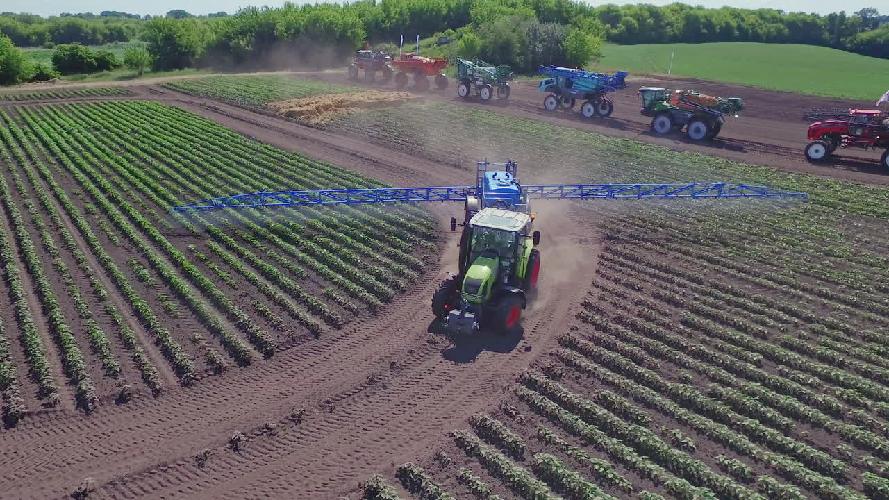 máquina de pulverización de riego de campo agrícola. vista de drones riego de agricultura