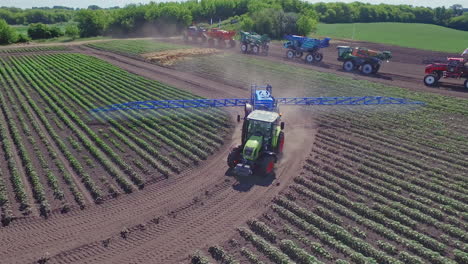 Máquina-De-Pulverización-Regando-El-Campo-Agrícola.-Vista-De-Drone-Agricultura-Riego