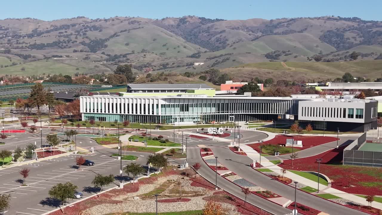 Una vista alejada con dron que destaca la arquitectura y los espacios abiertos de Evergreen Valley College, ofreciendo una clara sensación de escala y diseño a medida que el campus se extiende bajo la cámara