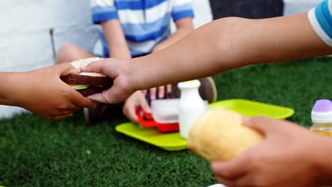 Kids-having-breakfast-in-park