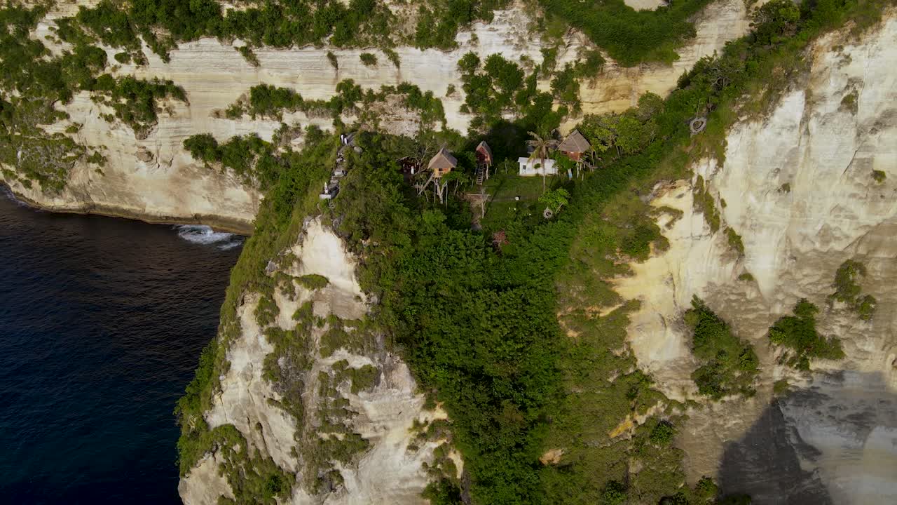 Ağaç Ev Rumah Pohon, Atuh Uçurumu, Nusa Penida – Popüler Turistik Cazibe Merkezi.