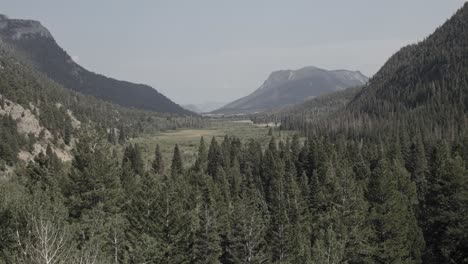 Tagsüber-Bergblick-Auf-Ein-Tal-In-Den-Rocky-Mountains