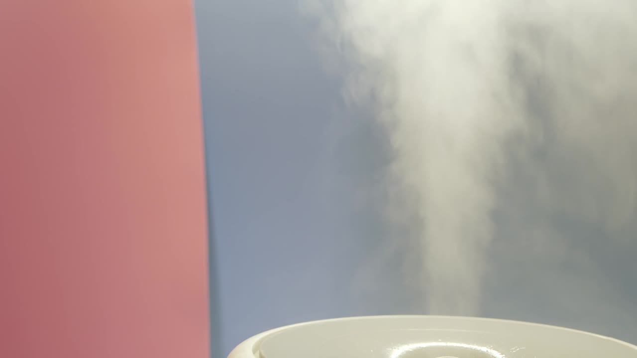 vapor blanco del humidificador ultrasónico. frume de vapor del difusor para hidratar el aire. circuito interminable de video de humo para la humedad en el hogar. hidratante y purificador de aire. niebla difusa del inhalador