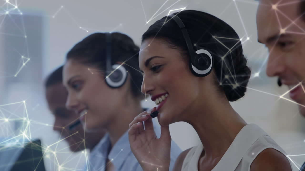animación de redes de conexiones a través de personas de negocios que usan auriculares telefónicos