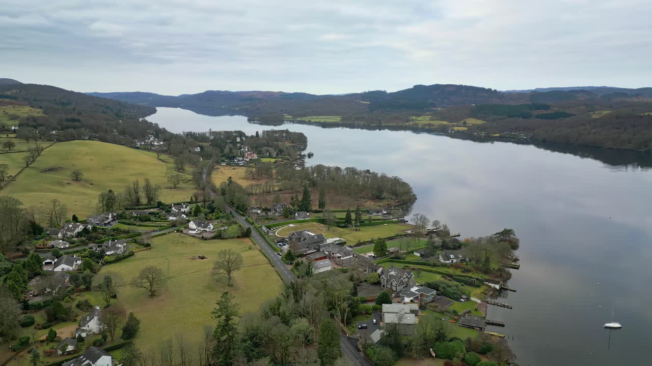 Rekaman udara sinematik Taman Nasional Lake District Windermere, Inggris, objek wisata populer