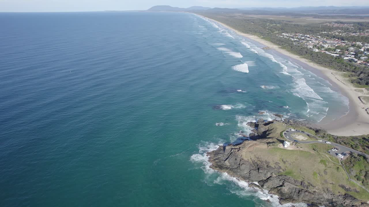 paisaje idílico de la playa del faro en port macquarie, australia - toma aérea de un dron