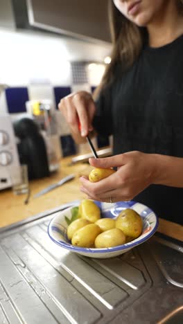 mujer preparando patatas