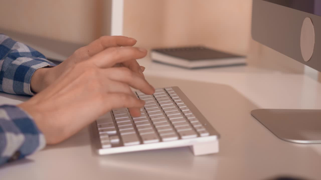 las manos de la mujer de negocios usan la computadora