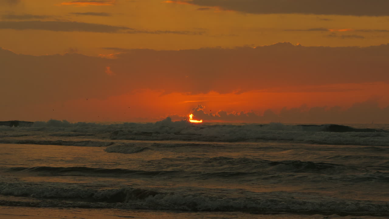 Sonnenuntergang über den Wellen des Ozeans