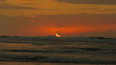 puesta de sol sobre las olas del océano