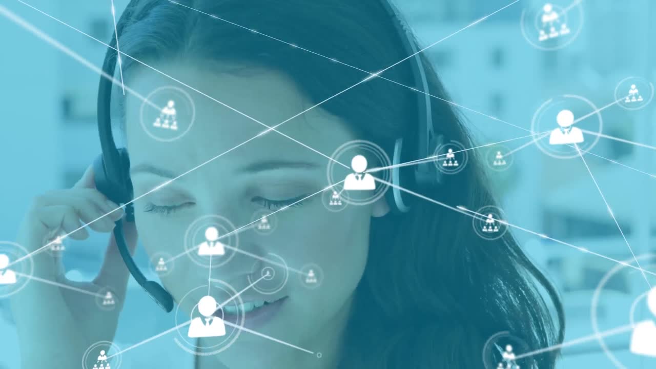 animación de una red de conexiones con iconos sobre una feliz consultora caucásica