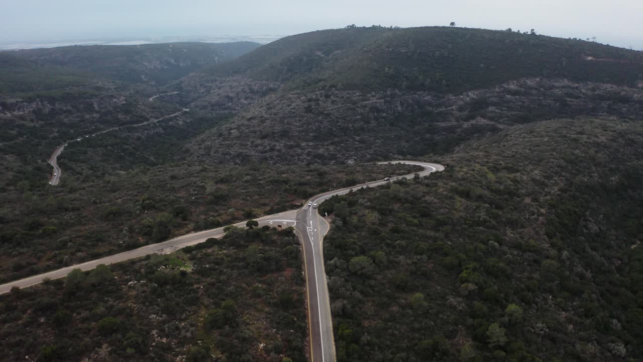 windy road 4k imágenes aéreas de la órbita de drones de las montañas de haifa en el norte de israel