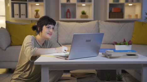 Lachende-Junge-Frau,-Die-Nachts-Einen-Laptop-Benutzt.