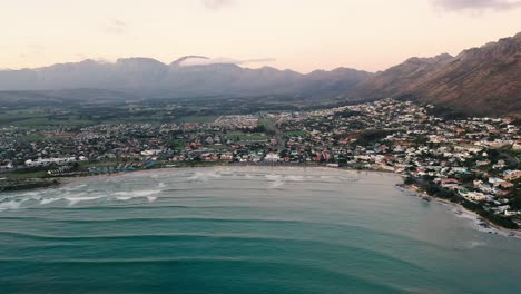 Vista-Aérea-De-La-Bahía-De-Gordon,-Sudáfrica