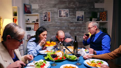 Joven-Barbudo-Disfrutando-De-Su-Deliciosa-Cena