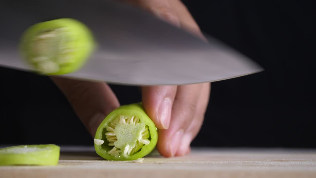 el chef corta chile verde para cocinar