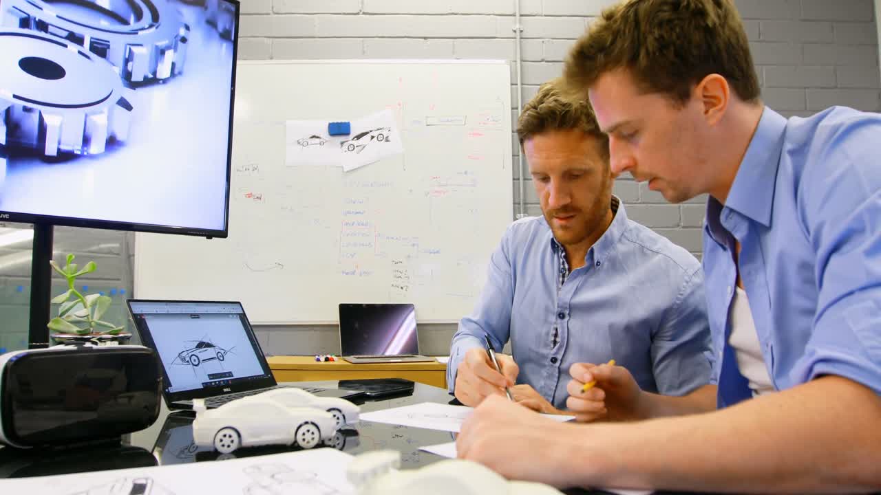 colegas de negocios discutiendo sobre el boceto 4k