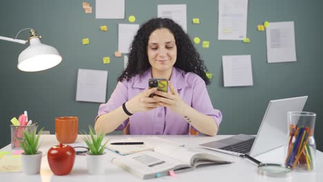 Studentin-Chattet-Am-Telefon.