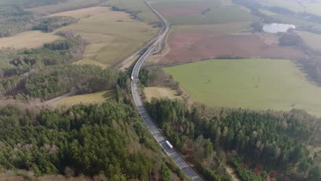 Straße-Mit-Vorbeifahrenden-Autos-Und-Lastwagen