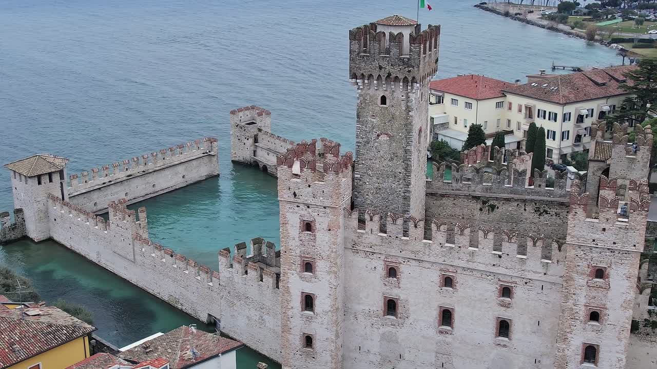 Esplora il castello di Sirmione sulle Alpi italiane, nei pressi del Lago di Garda