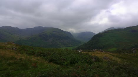 Toma-Panorámica-Lenta-De-Glaramara-Y-El-Valle-De-Seathwaite-Desde-High-Doad-En-Prestadale