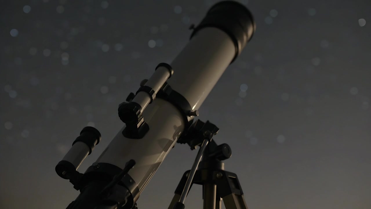 Cámara con zoom revelando un telescopio blanco apuntando al cielo nocturno para observar las estrellas, con buscador.