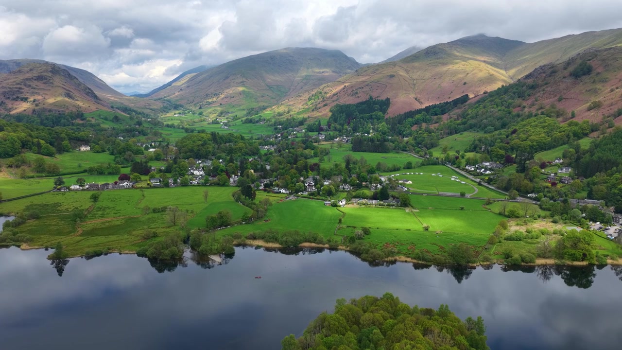 Splendida vista aerea di Grasmere verso Helm Crag e Helvellyn