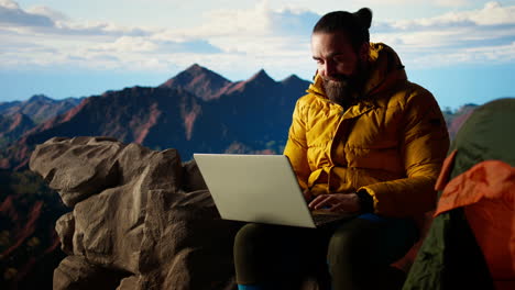 empresario frustrado molesto cansado de los problemas de trabajo en vacaciones