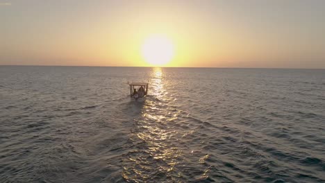 paseos en barco al atardecer en el mar del caribe