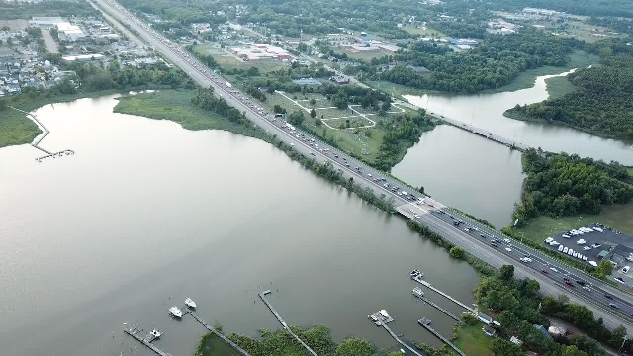 미국 메릴랜드 주 체사피크 만과 켄트 섬을 가로지르는 주간 블루 스타 추모 고속도로, 저녁 교통량에 대한 공중 전망