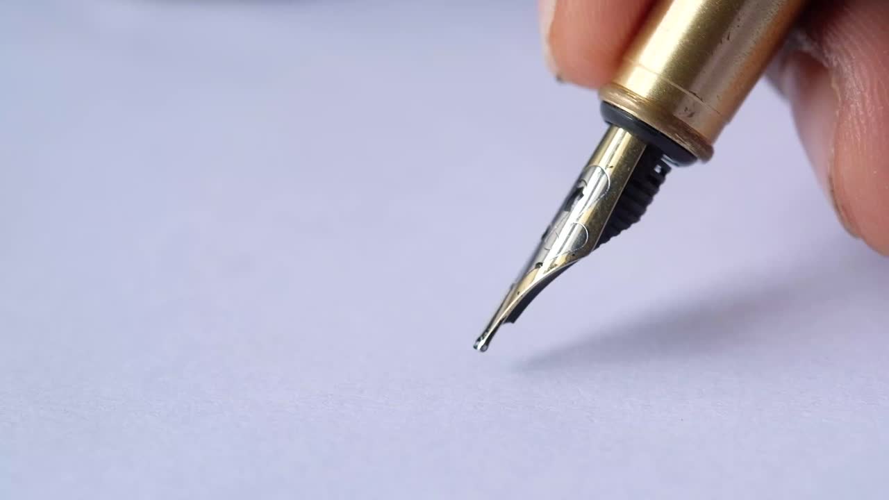 escritura a mano con una pluma pluma