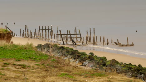 tomada amplia de las defensas marítimas abandonadas en happisburgh en marzo de 2024