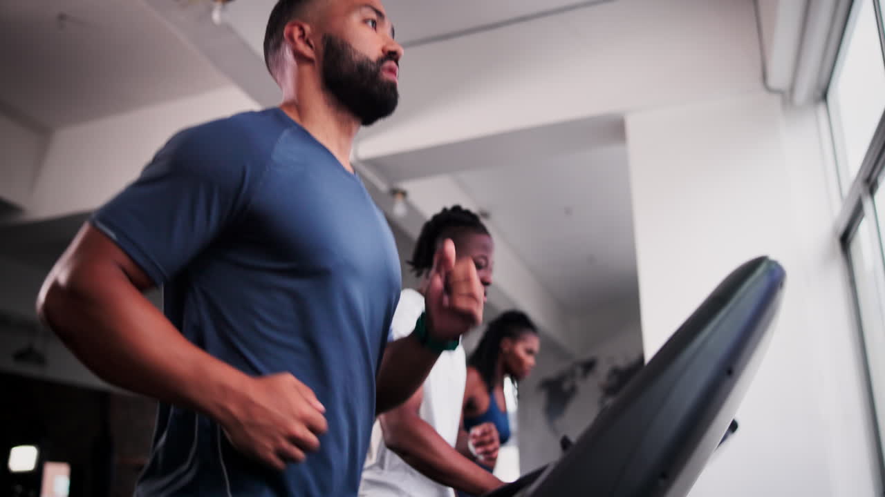 personas haciendo ejercicio en cintas de correr en un gimnasio
