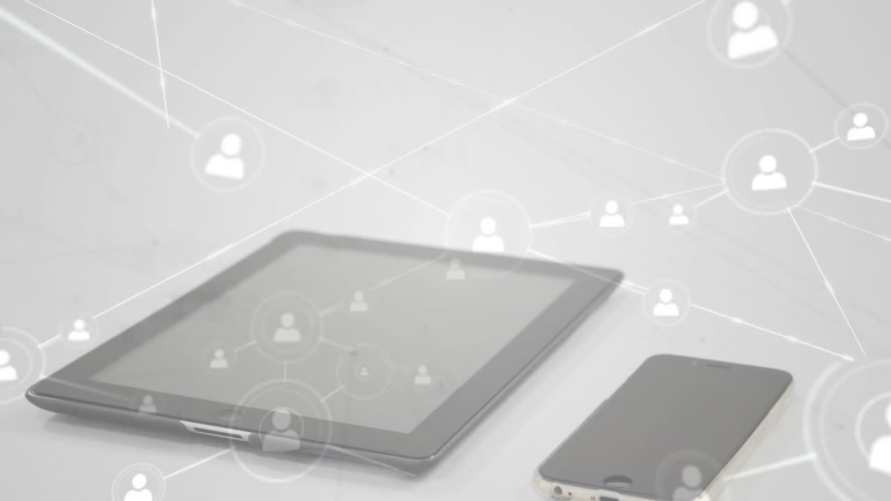 테이블 위의 태블릿과 스마트폰에서 네트워크 연결 애니메이션을 보여줍니다.