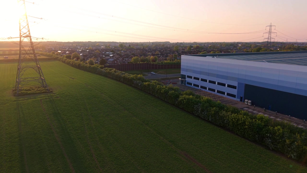 Vista aerea da drone di centri di distribuzione logistica e autostrada al tramonto