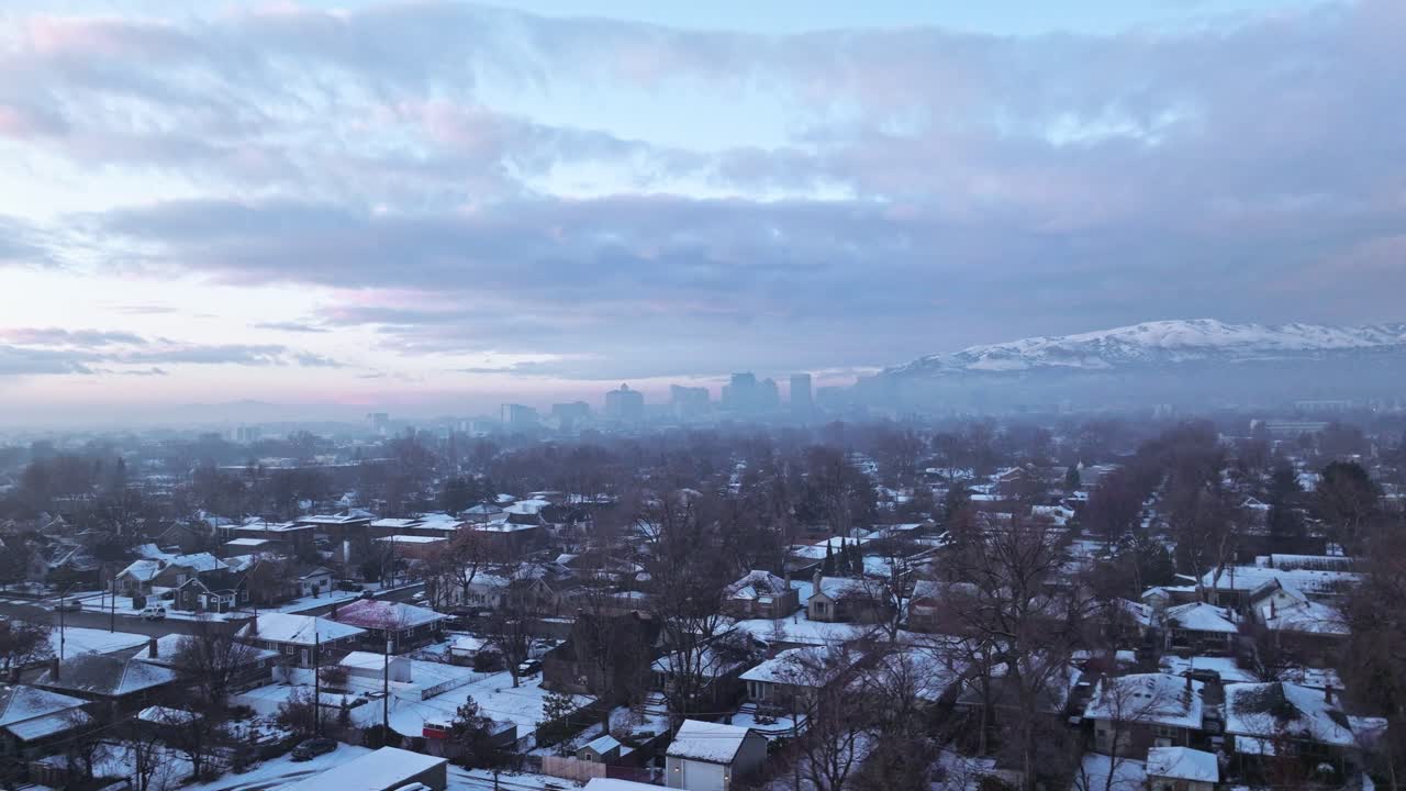 교외와 솔트 레이크 시티의 공중 트럭 팬 다운타운 스카이 라인과 인버션 안개가 아침에 여 있습니다.