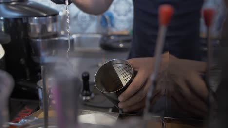 El-Barista-Coloca-Una-Cucharada-De-Azúcar-En-Una-Taza-De-Acero-Inoxidable-Para-Hacer-Un-Frappe