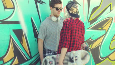 una joven pareja de moda hablando en un parque de skate.