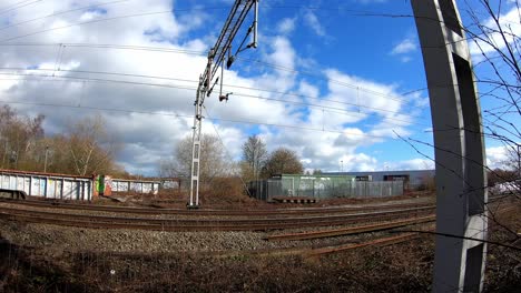imágenes de trenes acercándose a la estación de tren stoke on trent en midlands junto al canal, waterside y la autopista a50
