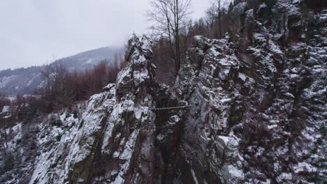 Incline-Hacia-Arriba-La-Vista-Del-Famoso-Destino-De-Montañismo-Donde-Los-Escaladores-Suben-En-La-Popular-Ruta-Ferrata-Empinada-Llamada-Velká-Věž-En-La-Presa-Llamada-Vír-En-La-República-Checa-Cubierta-De-Nieve