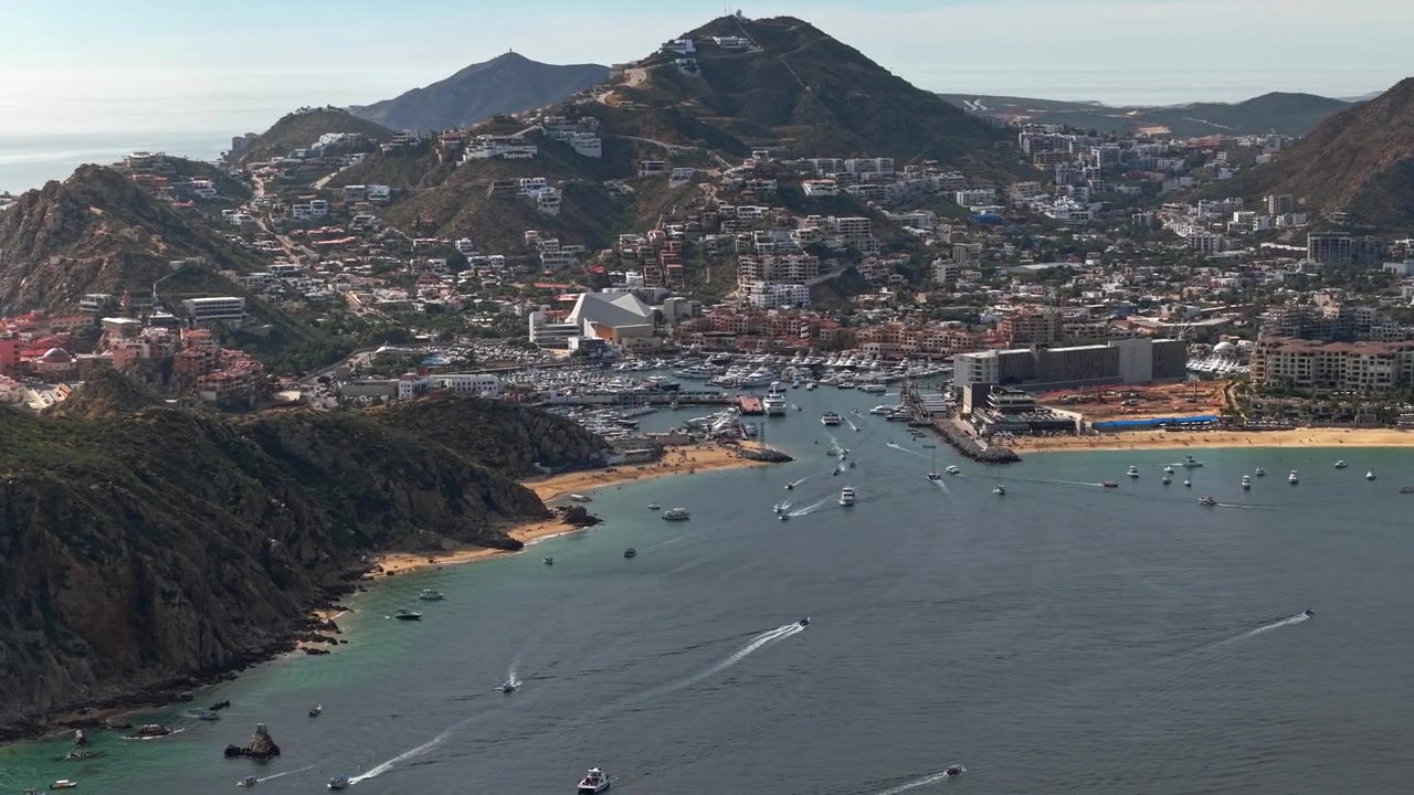 Una veduta aerea con teleobiettivo di Los Cabos, Bassa California, Messico. Un'esclusiva zona turistica costeggiata da yacht e imbarcazioni al tramonto.