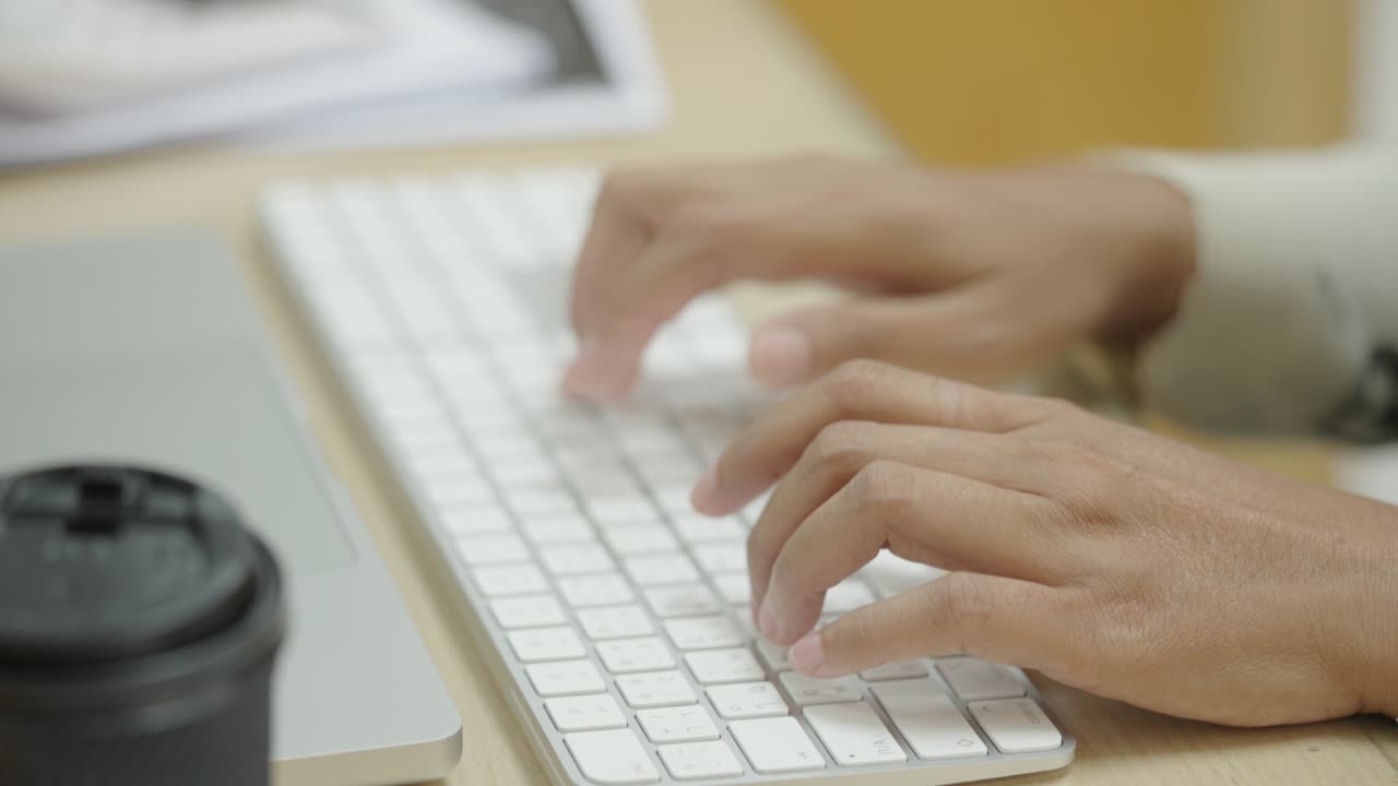 las manos de la mujer de negocios escribiendo en el teclado de la computadora portátil para buscar información, informe de investigación de marketing en el escritorio de la oficina