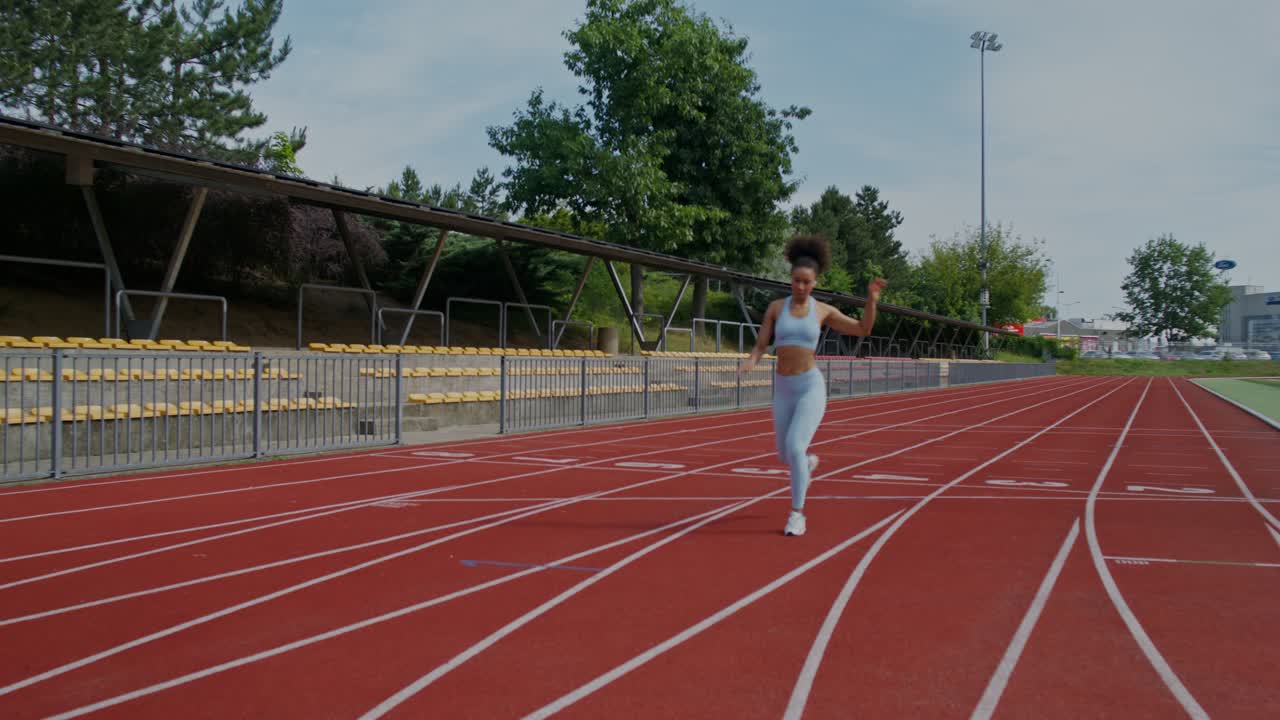 트랙에서 달리는 여자