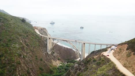 vista aérea estática de la costa de big sur y el puente del cañón bixby, california
